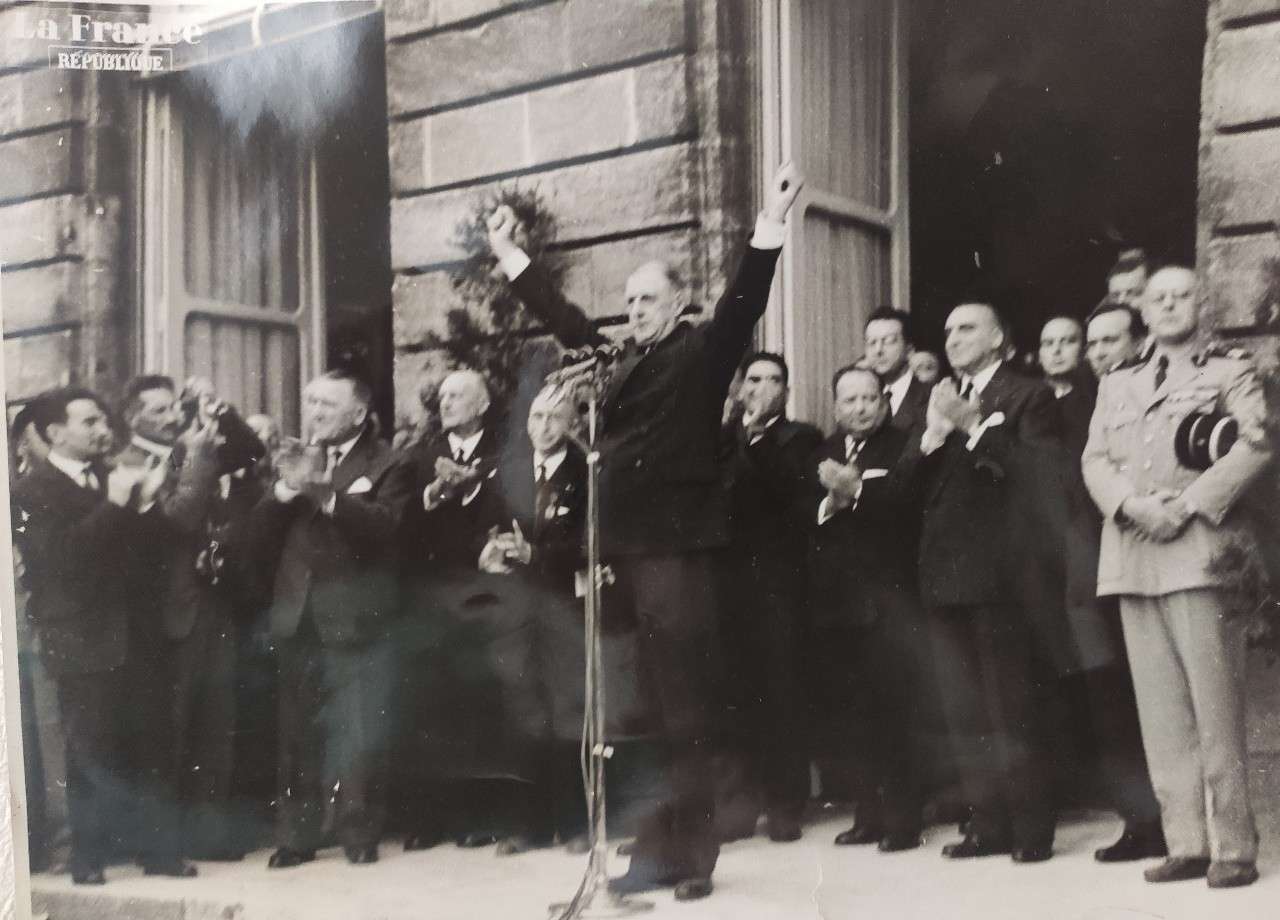 Devant l'hôtel de ville Bordeaux Meeting RPF 1947